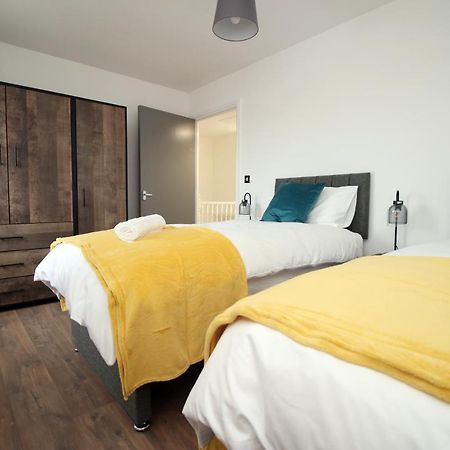 Delft - Spacious Home, High Speed Wi-Fi, Free Parking, Terrace Swindon Exterior photo